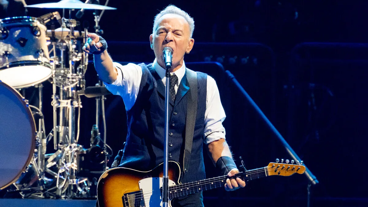 Bruce Springsteen has scathing message for Trump live onstage as he brands him as "treasonous"