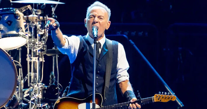 Bruce Springsteen has scathing message for Trump live onstage as he brands him as "treasonous"