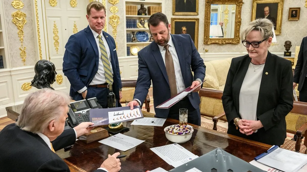 Social Media Notices Something Quite Bizarre About These Pictures Of Trump In The Oval Office